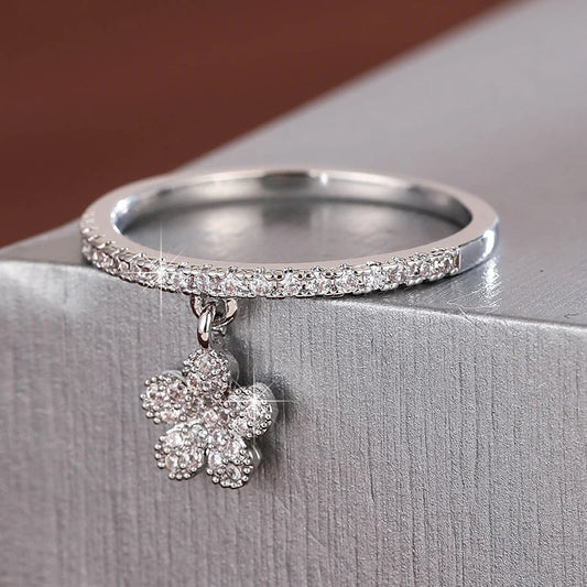 Luckacco Fashion Gracefully Synthetic Zirconia Women's Ring with Delicate Five-Leaf Flower Pendant