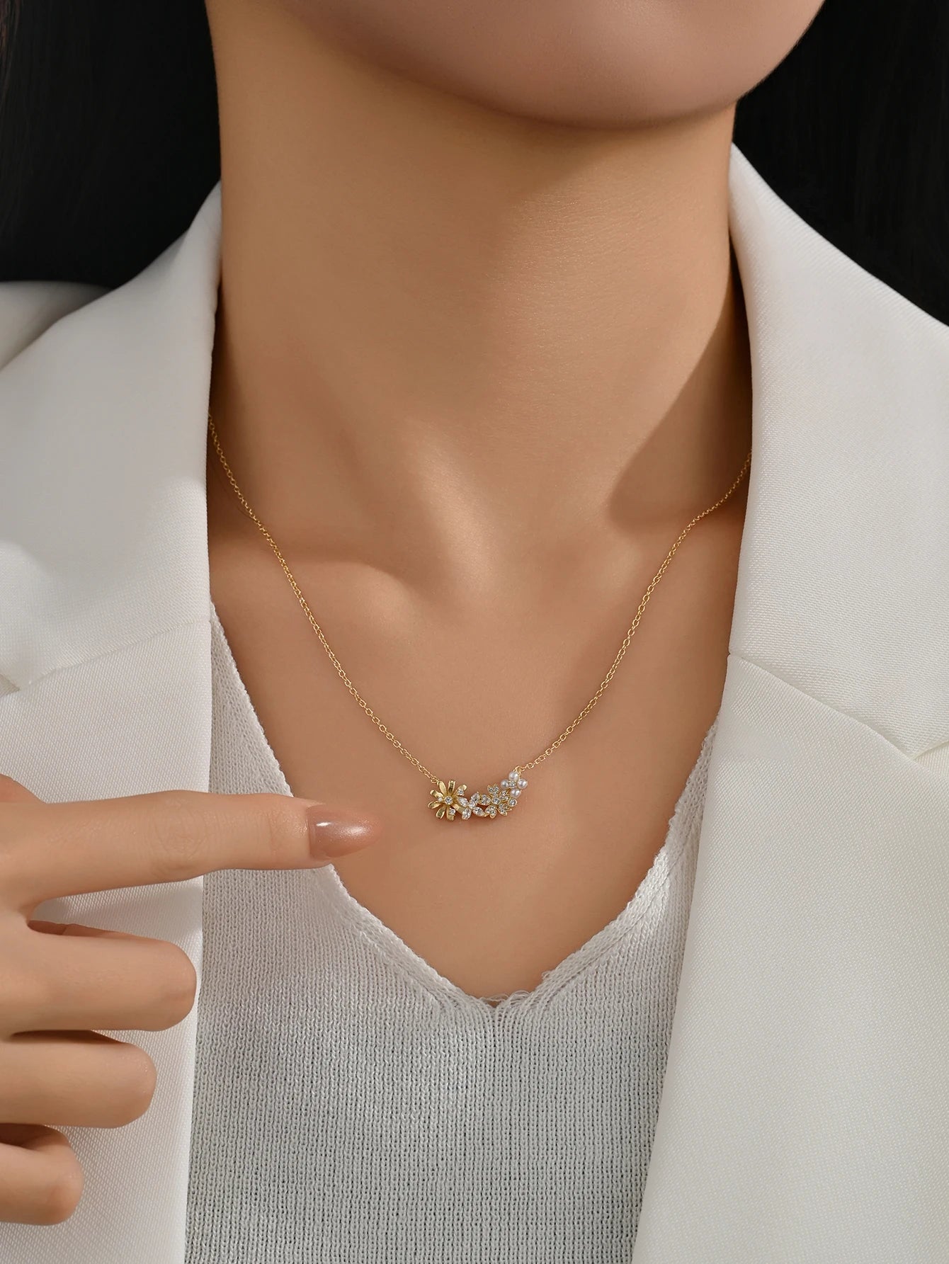 luckacco hot selling 925 sterling silver necklace inlaid with zircon flowers and pearls, with a niche design and gentle temperament.