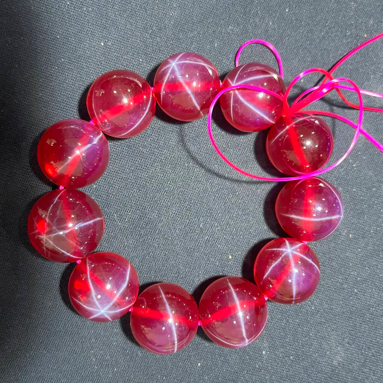 luckacco under strong light, hexagonal starlight red, starlight green, blue, pink and purple beads appear on the sapphire bracelet