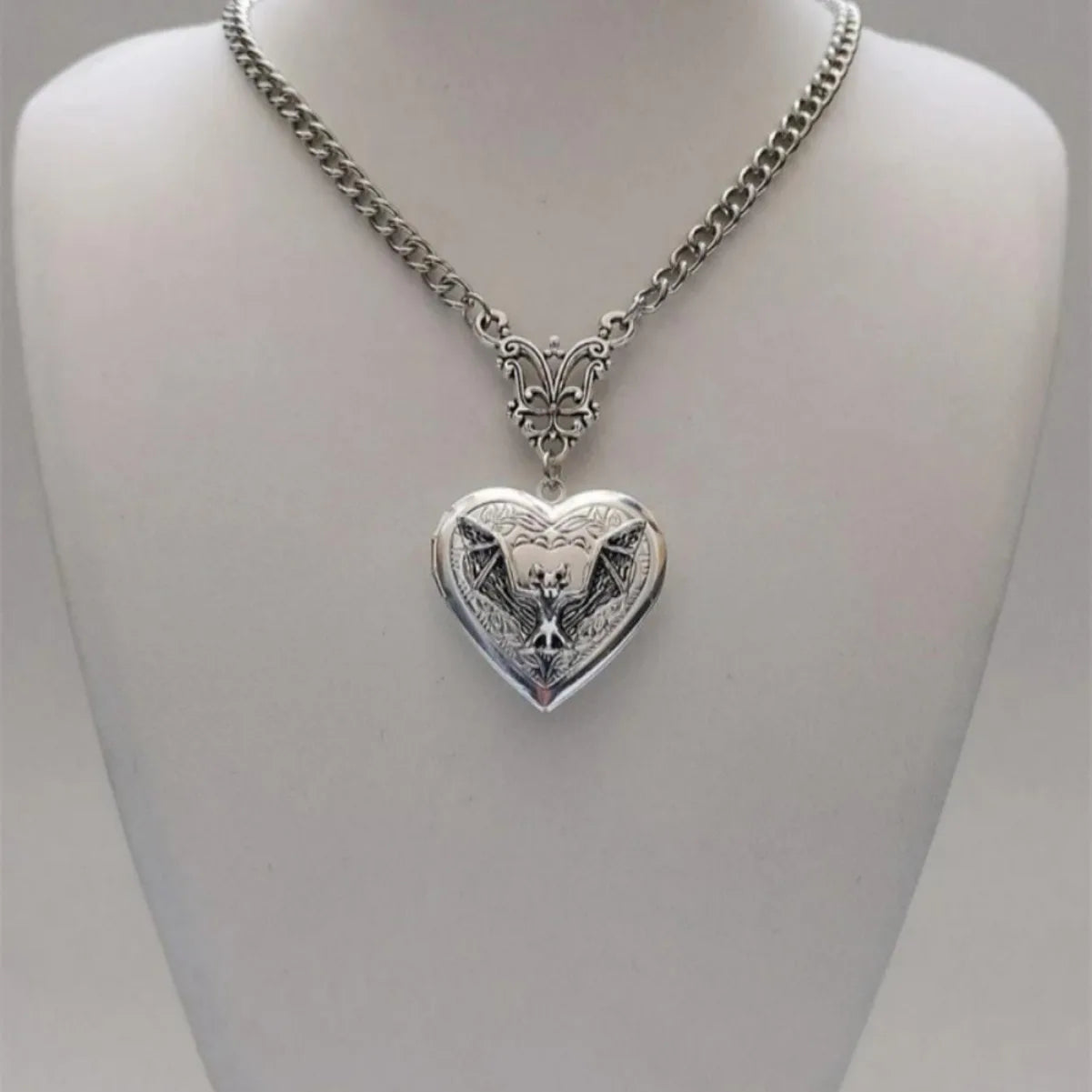 luckacco hip-hop retro silver color stainless steel bat relief stereo heart pendant necklace for women men fashion rock jewellery gifts