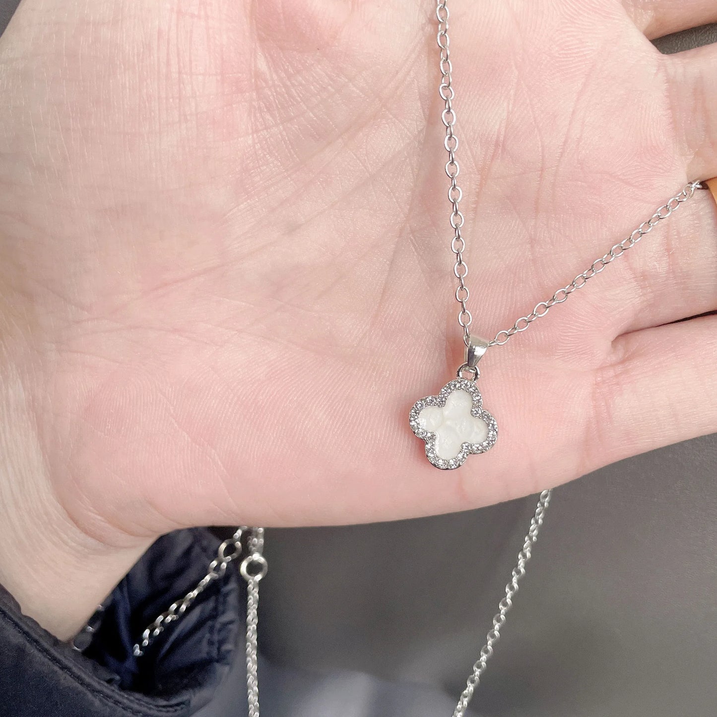 luckacco lucky four-leaf clover cz necklace for women's dynamic fashion birthday gift clavicle chain versatile fashion accessories